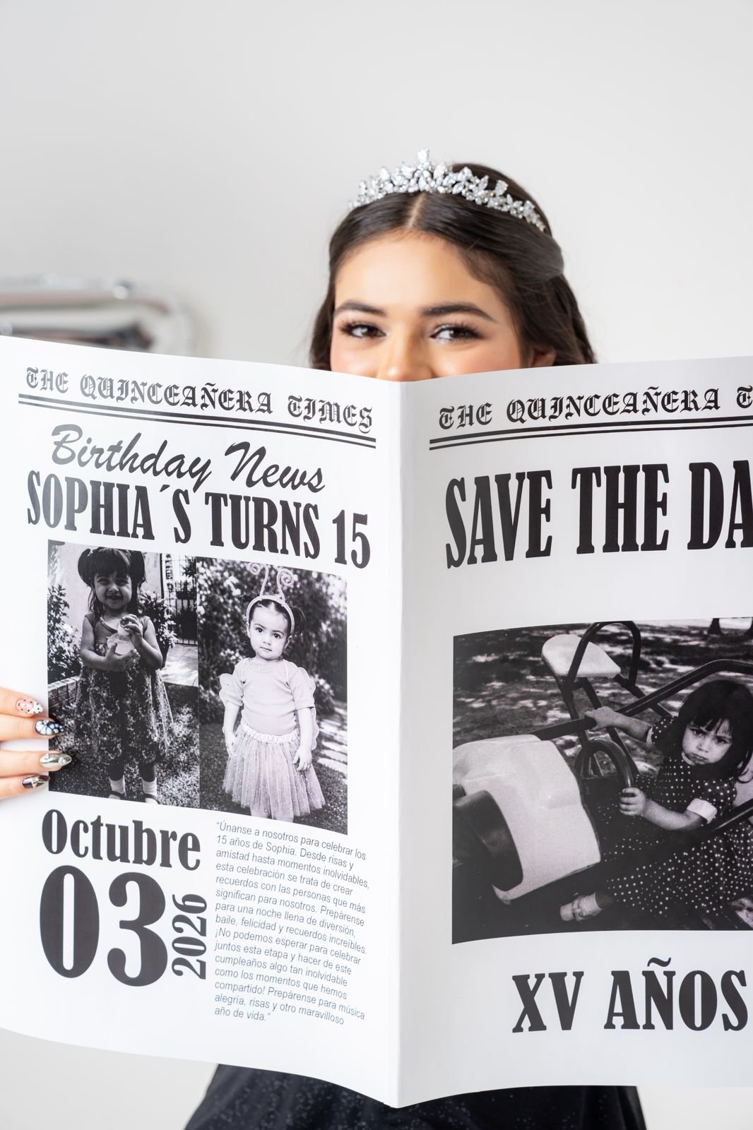 Sophia sosteniendo periódico de Save the Date